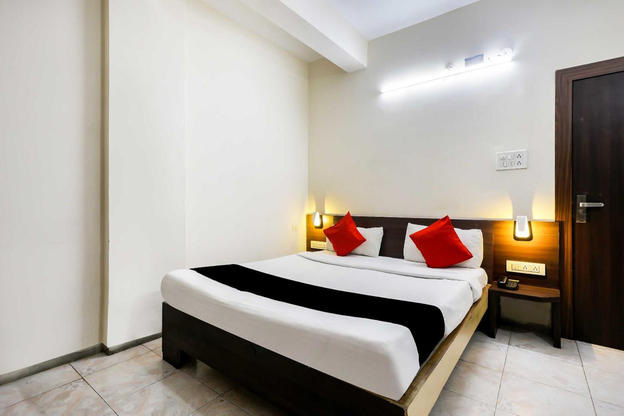 Capital O 3761 Hotel Shree Datta Indore Esterno foto