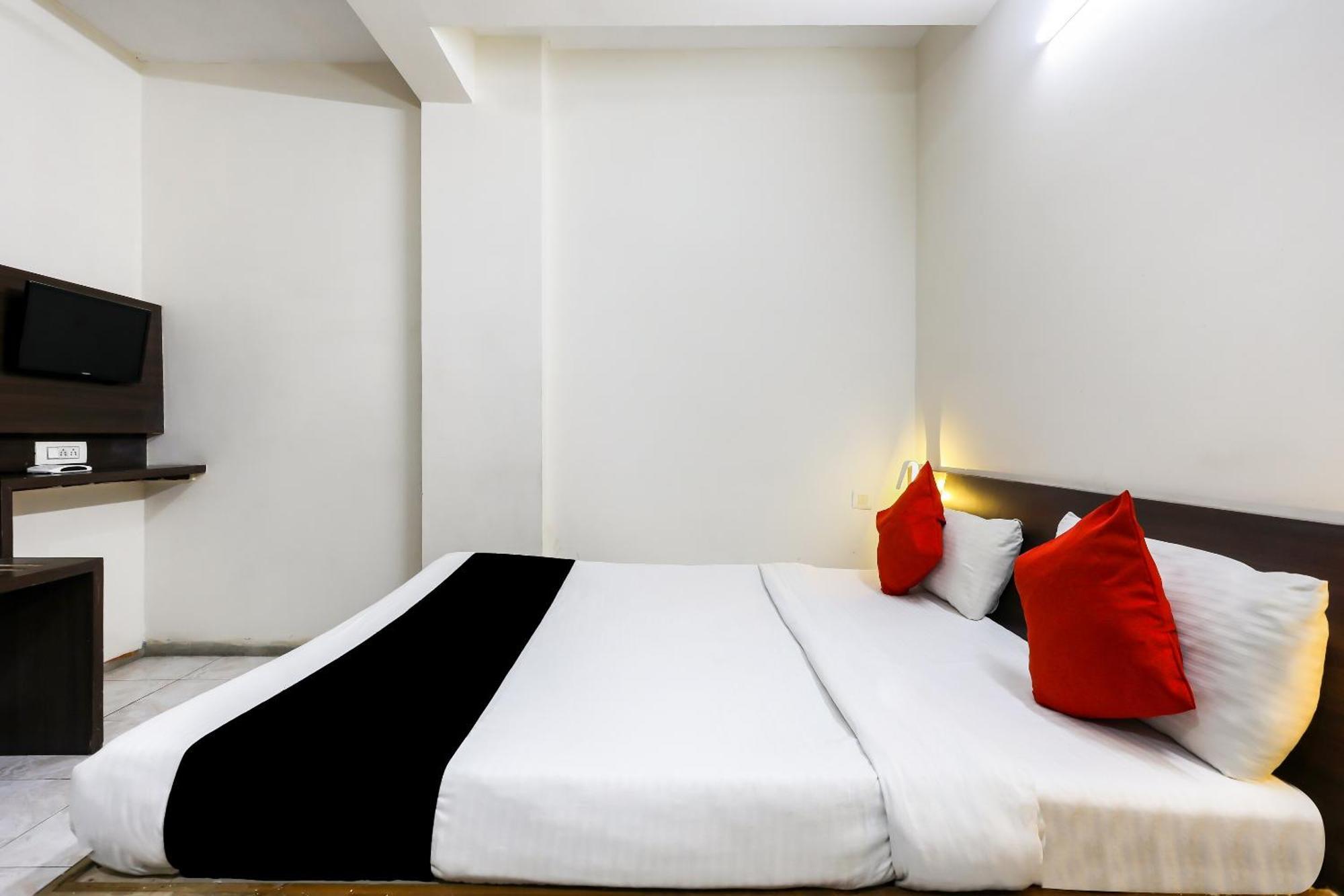 Capital O 3761 Hotel Shree Datta Indore Esterno foto