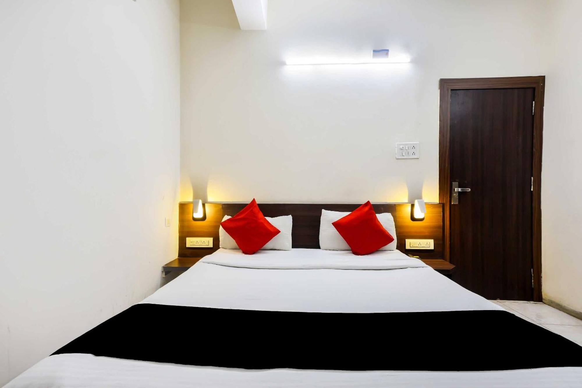 Capital O 3761 Hotel Shree Datta Indore Esterno foto