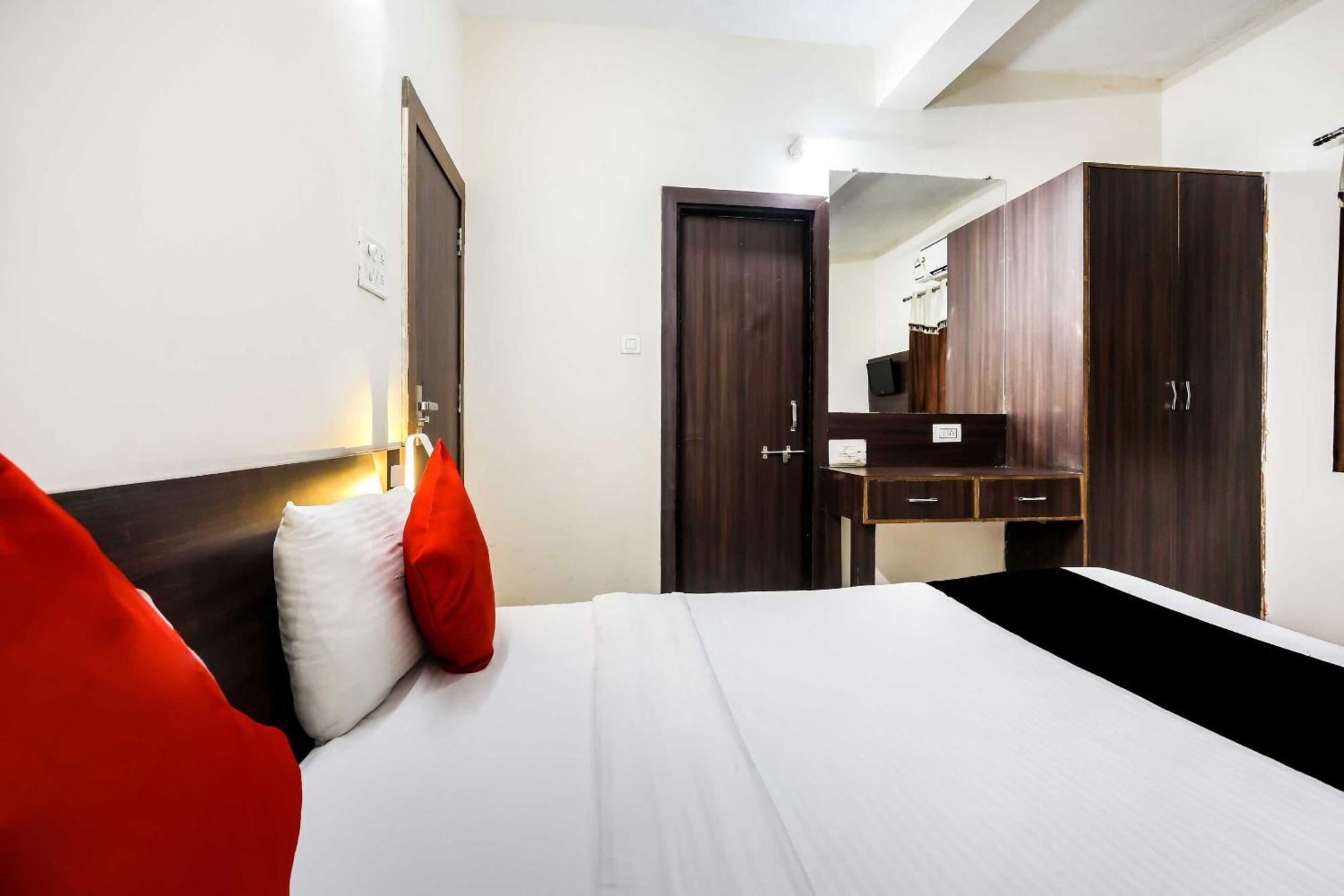 Capital O 3761 Hotel Shree Datta Indore Esterno foto